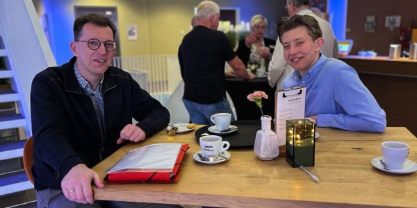 Foto: Vader en zoon uit Elspeet samen de politiek in: ‘Hij lijkt wel een kopie van mij’