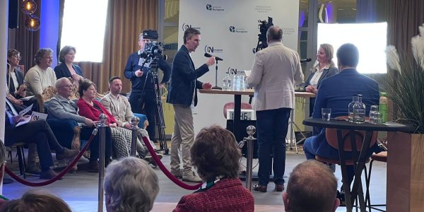Foto: Politieke verschillen zichtbaar tijdens debat van RTV Nunspeet
