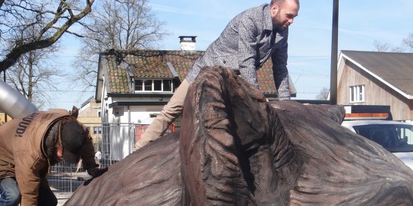 Foto: Beeld van Krelis de Keiler onthuld bij Poort van de Veluwe