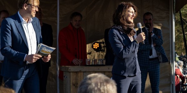 Foto: Stationsomgeving Nunspeet feestelijk geopend en ‘klaar voor de toekomst’ (met video)