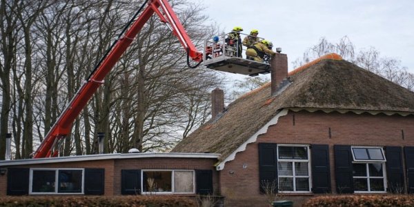 Foto: Brandweer rukt uit voor schoorsteenbrand in Nunspeet
