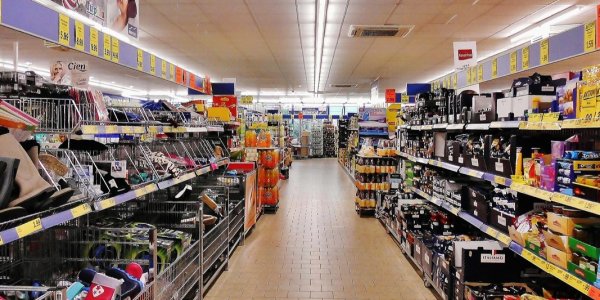 Foto: Harderwijker loopt bij supermarkt tegen openstaande celstraf aan