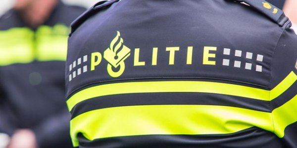 Foto: Twee aanhoudingen na vondst wapens in woning in Harderwijk