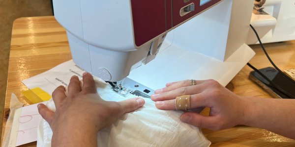 Foto: Moeders en oma's nemen naaimachine mee naar school en ze draaien op volle toeren