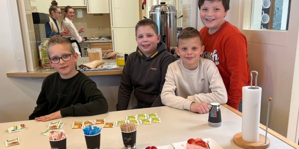 Foto: Moeders en oma's nemen naaimachine mee naar school en ze draaien op volle toeren