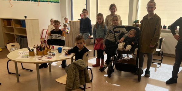 Foto: Moeders en oma's nemen naaimachine mee naar school en ze draaien op volle toeren