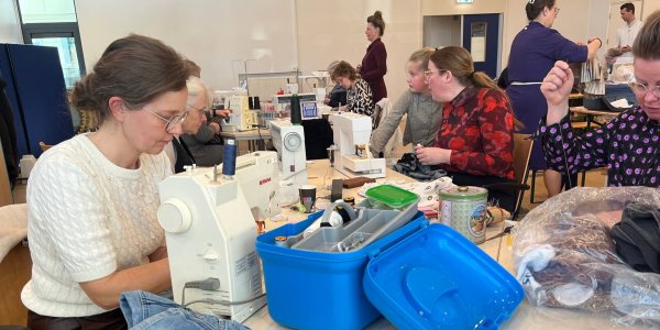 Foto: Moeders en oma's nemen naaimachine mee naar school en ze draaien op volle toeren