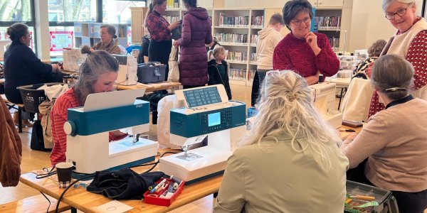 Foto: Moeders en oma's nemen naaimachine mee naar school en ze draaien op volle toeren